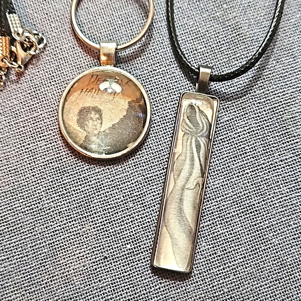 Set Harry Potter book page vintage upcycled keyring necklace deathly hallows